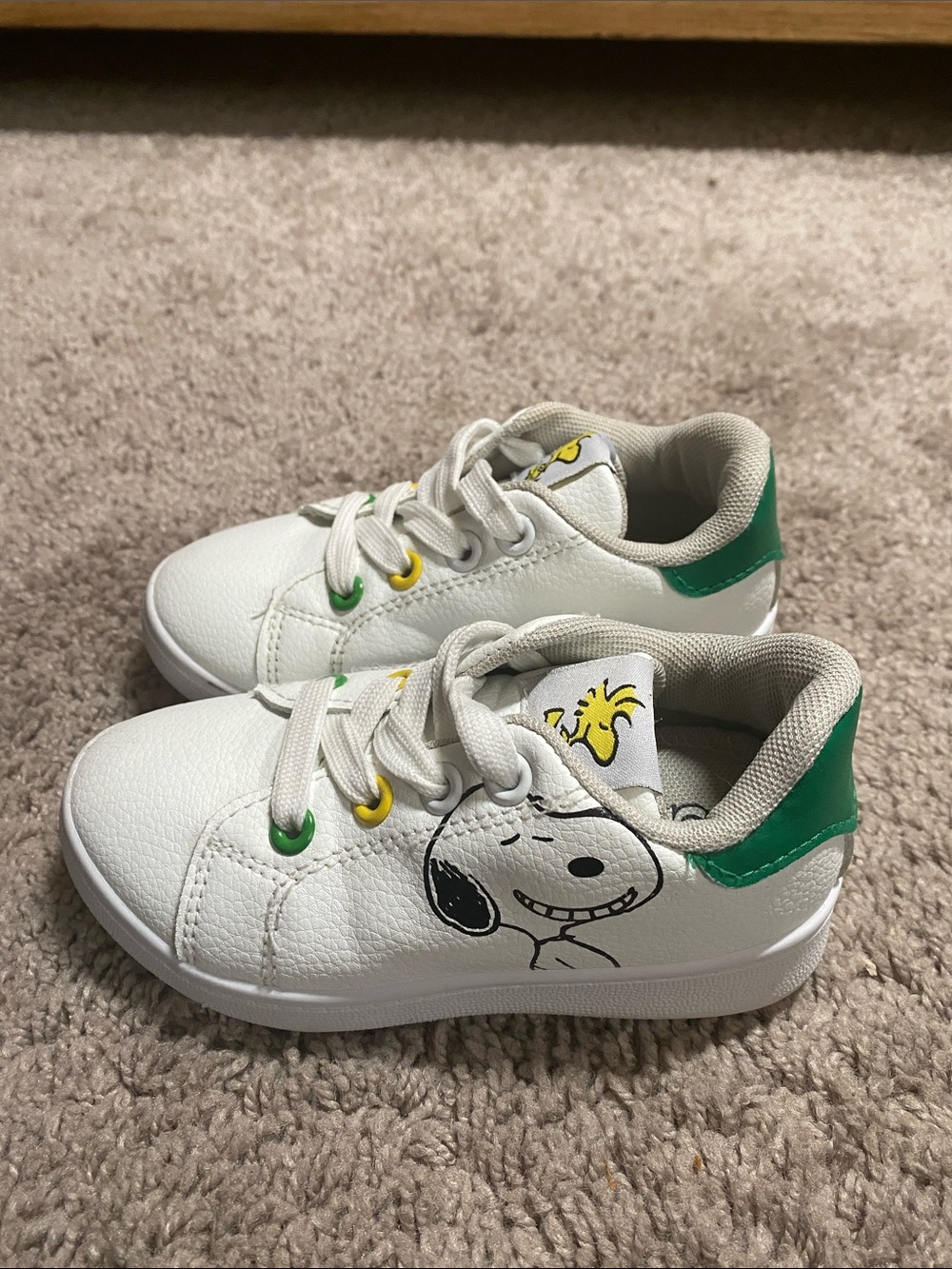 Peanuts Snoopy Kids White & Green Sneakers Size 9